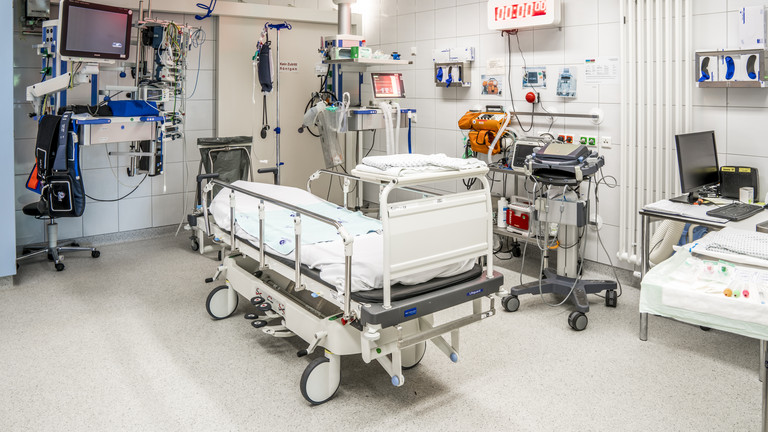 OP-Saal in der Notaufnahme, Verlauf in der Notaufnahme, Untersuchung und Diagnose im Notfall, Zentrale Notaufnahme, Albertinen Krankenhaus in Hamburg-Schnelsen