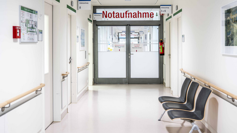 Krankenhausflur mit Blick auf die geschlossenen Tür zur Notaufnahme, Zentrale Notaufnahme im Albertinen Krankenhaus, medizinischer Notfall, Immanuel Albertinen Akademie, Hamburg-Schnelsen