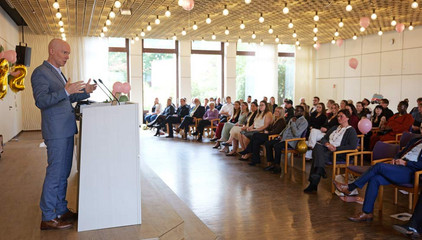Staatsrat Tim Angerer spricht vor den Gästen der Abschlussfeier des Pflegekurses BPA 10-23.