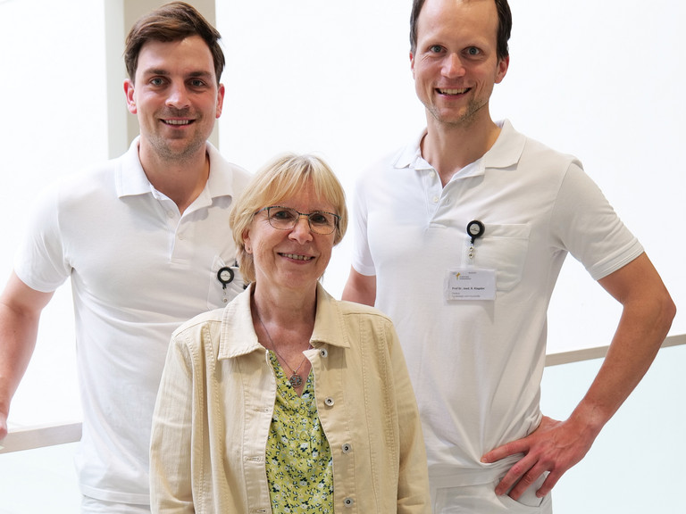 Assistenzarzt Dr. Julian Dittmann, Patientin Anja P. und Chefarzt der Klinik für Gynäkologie und Geburtshilfe Prof. Dr. Rüdiger Klapdor blicken in der Eingangshalle des Albertinen Krankenhauses in Hamburg lächelnd in die Kamera