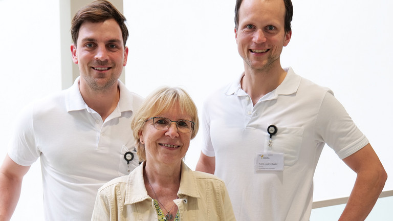 Assistenzarzt Dr. Julian Dittmann, Patientin Anja P. und Chefarzt der Klinik für Gynäkologie und Geburtshilfe Prof. Dr. Rüdiger Klapdor blicken in der Eingangshalle des Albertinen Krankenhauses in Hamburg lächelnd in die Kamera Assistenzarzt Dr. Julian Dittmann, Patientin Anja P. und Chefarzt der Klinik für Gynäkologie und Geburtshilfe Prof. Dr. Rüdiger Klapdor blicken in der Eingangshalle des Albertinen Krankenhauses in Hamburg lächelnd in die Kamera
