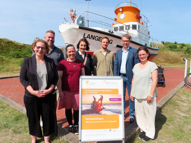 Marion Rehm, Martin Hirche, Edith Fauser-Unger, Carola Bindt, Timo Sauer, Sönke Arlt, Christina Bossauer (v.l.) beim Abschluss Psychodynamische Tage Langeoog 2025, Fachveranstaltung, Weiterbildung, Albertinen Akademie Marion Rehm, Martin Hirche, Edith Fauser-Unger, Carola Bindt, Timo Sauer, Sönke Arlt, Christina Bossauer (v.l.) beim Abschluss Psychodynamische Tage Langeoog 2025