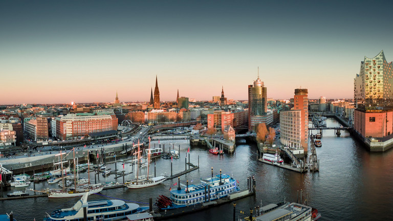 Stadtsilhouette nahe der Hamburger Landungsbrücken mit Schiffen und Elbphilharmonie als Titelmotiv für die Informationsveranstaltung mit Workshops und Podiumsdiskussion 3. Hamburger Endometriosetage für Patientinnen der Klinik für Gynäkologie und Geburtshilfe im Albertinen Krankenhaus Hamburg.