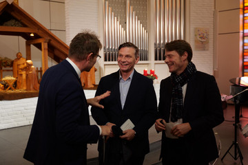 Austausch zwischen Vertretern der Konzerngeschäftsführung und der Seelsorge bei der Weihnachtsfeier der Immanuel Albertinen Diakonie in der Krankenhauskirche