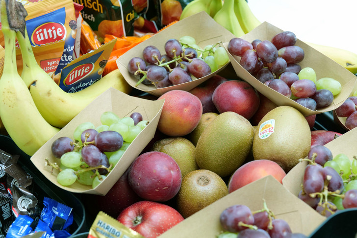 Ein Servierwagen mit frischem Obst wie Trauben, Äpfeln, Nektarinen, Kiwis und Bananen sowie verpackten Riegeln, Chips und Nüssen auf der Wahlleistungsstation im Albertinen Krankenhaus in Hamburg. Ein Servierwagen mit frischem Obst wie Trauben, Äpfeln, Nektarinen, Kiwis und Bananen sowie verpackten Riegeln, Chips und Nüssen auf der Wahlleistungsstation im Albertinen Krankenhaus in Hamburg.