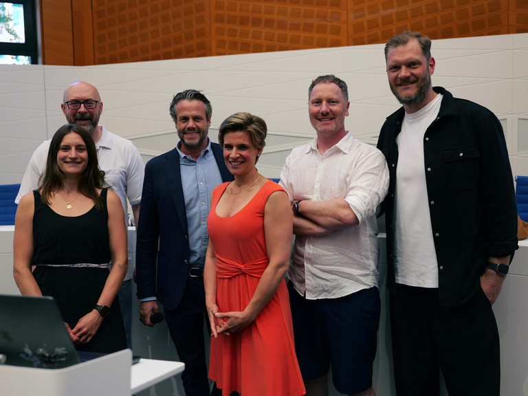 Oberärztin Dr. Linda Havlik, Oberarzt Malte Diederichs, Chefarzt Prof. Dr. Till Orla Klatte, Dr. Julia Reinke, René Skrotzki und Handball-Legende Johannes "Jogi" Bitter (v.l.) beim 1. Norderstedter Gelenktag für Betroffene und Interessierte zum Thema Arthrose im Rathaus Norderstedt.